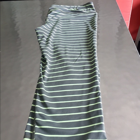 Athleta Workout Capri Pant - Picture 4 of 5